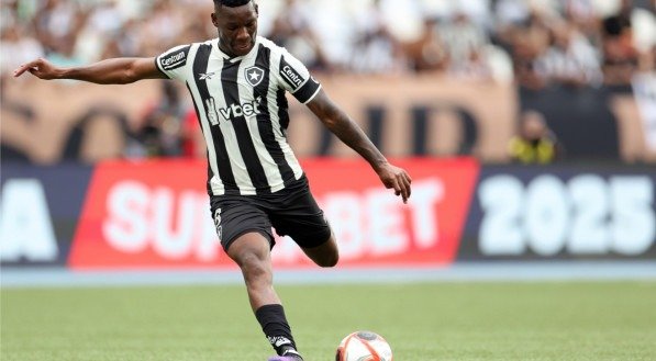 Patrick de Paula em jogo do Botafogo pelo Cariocão 2025