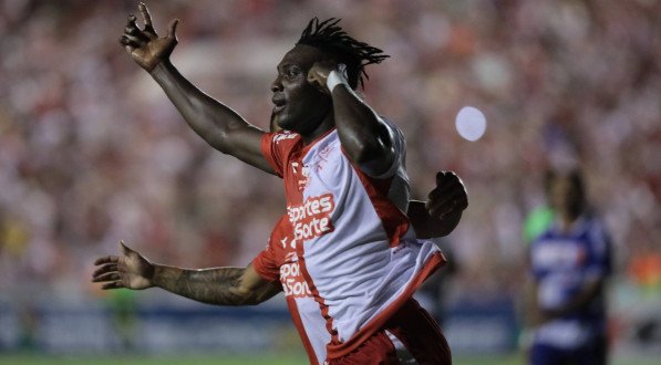 Samuel Otusanya comemorando primeiro gol com a camisa do Náutico