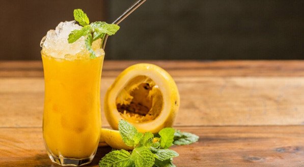 Suco para desinchar com maracujá, limão e gengibre (Imagem: Zekabala | Shutterstock)