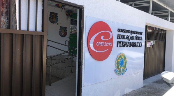 Imagem da entrada do Conselho Regional de Educa&ccedil;&atilde;o F&iacute;sica, que cobra do Governo de Pernambucano e das 184 prefeituras o pagamento do novo piso salarial
