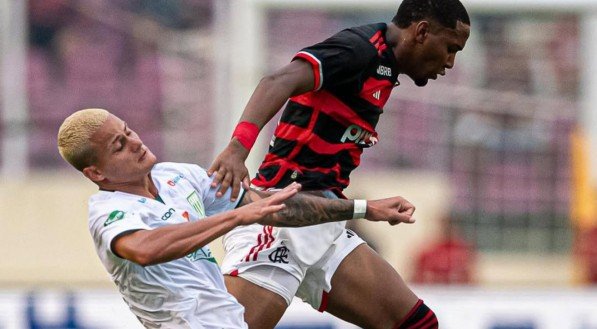 Jogador do Flamengo em disputa de bola