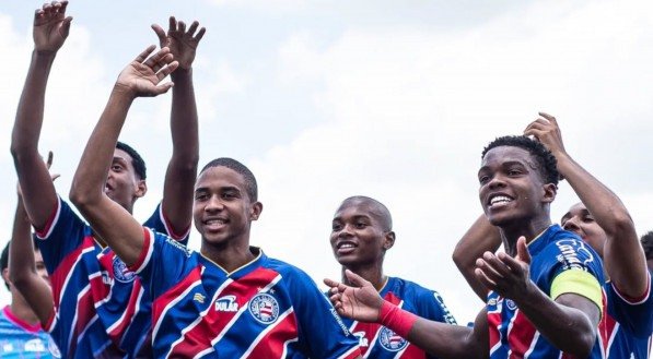 Jogadores do Bahia celebrando em jogo da Copinha
