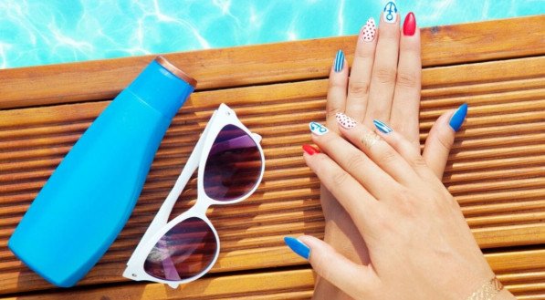 Com alguns hábitos simples, é possível fortalecer as unhas e mantê-las protegidas contra os danos típicos do verão (Imagem: NinaMalyna | Shutterstock)