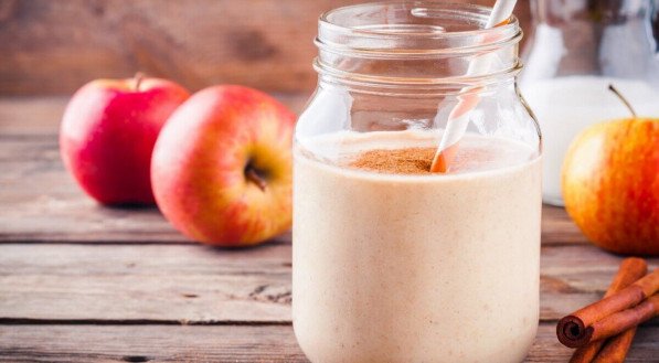 Shake vegano de maçã com canela (Imagem: nblx | Shutterstock)