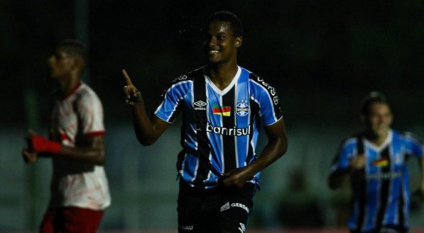 Tricolor gaúcho venceu o Red Bull Bragantino nos pênaltis e garantiu vaga nas quartas de final da Copinha após um emocionante empate em 2x2 no tempo normal.