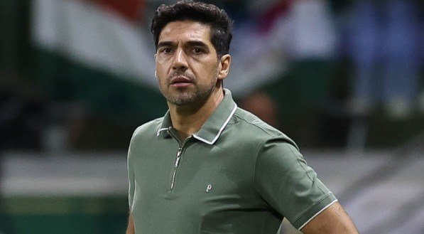 O técnico Abel Ferreira, do Palmeiras, em jogo contra a Portuguesa