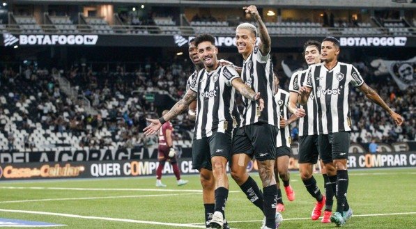 Jogadores do Botafogo celebram gol no Campeonato Carioca