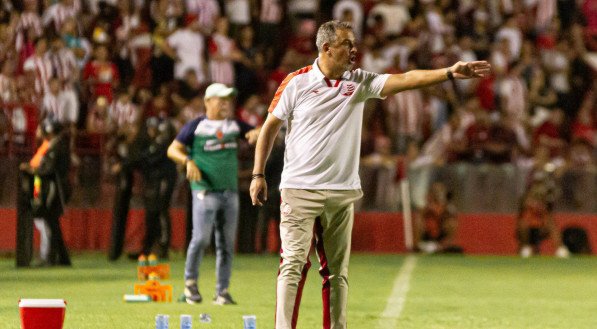 Imagem do t&eacute;cnico Marquinhos Santos na beira do campo do jogo do N&aacute;utico nos Aflitos