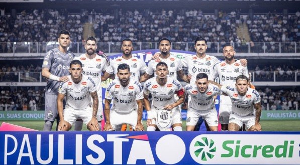 Jogadores do Santos perfilados antes de jogo no Paulistão