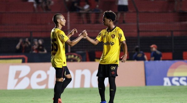 Jogadores do Sport se cumprimentam durante partida pelo Campeonato Pernambucano