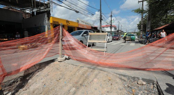 Obra interdita trânsito na Avenida Norte