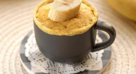 Bolo de caneca de banana com aveia (Imagem: Nataliia Suietska | Shutterstock)
