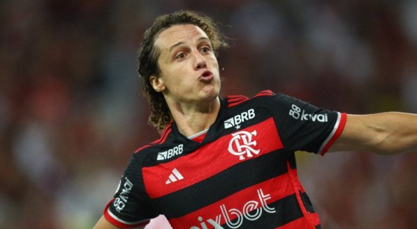 Sem clube desde o final de 2024, o zagueiro de 37 anos chega para reforçar o plantel comandado por Vojvoda.