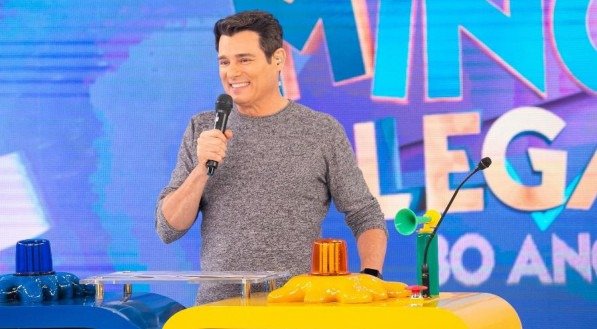 Celso Portiolli é o apresentador do Domingo Legal