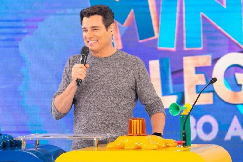 Celso Portiolli é o apresentador do Domingo Legal