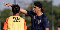 Imagem do técnico Pepa em treino com time titular do Sport na pré-temporada