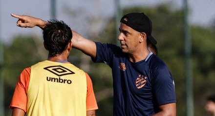 Imagem do técnico Pepa em treino com time titular do Sport na pré-temporada