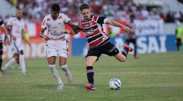 Imagem de Matheus Melo finalizando a jogada em lance de Santa Cruz x Afogados, pelo Campeonato Pernambucano