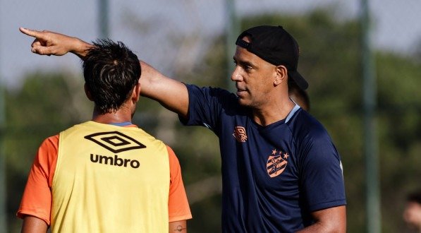 Imagem do técnico Pepa em treino com time titular do Sport na pré-temporada