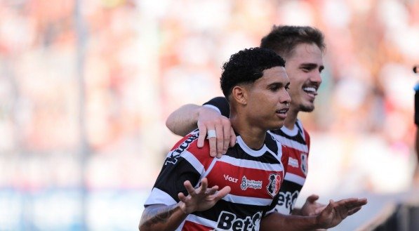 Thiaguinho comemorando o gol marcado pelo Santa Cruz sobre o Afogados