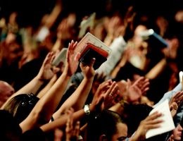 Jovens e mulheres puxam aumento de evangélicos no país, revela IBGE