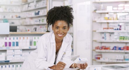 Farmacêuticos são importantes para garantir o uso adequado de remédios (Imagem: PeopleImages.com - Yuri A | Shutterstock)