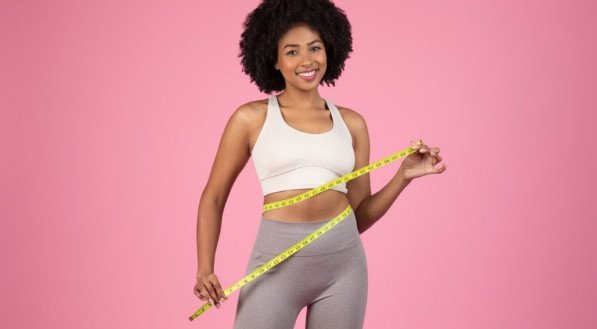 Criar um plano alimentar que respeite as necessidades do corpo é o melhor caminho para emagrecer com saúde (Imagem: Prostock-studio | Shutterstock)