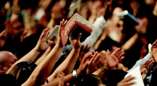 Jovens e mulheres puxam aumento de evangélicos no país, revela IBGE