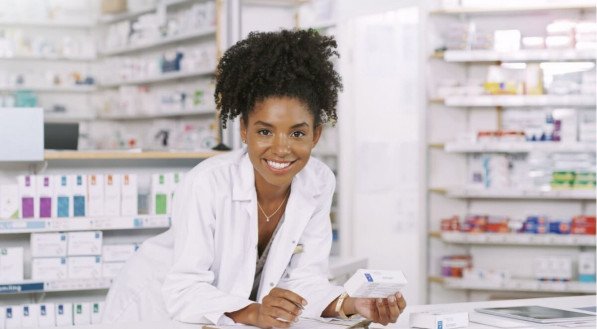 Farmacêuticos são importantes para garantir o uso adequado de remédios (Imagem: PeopleImages.com - Yuri A | Shutterstock)