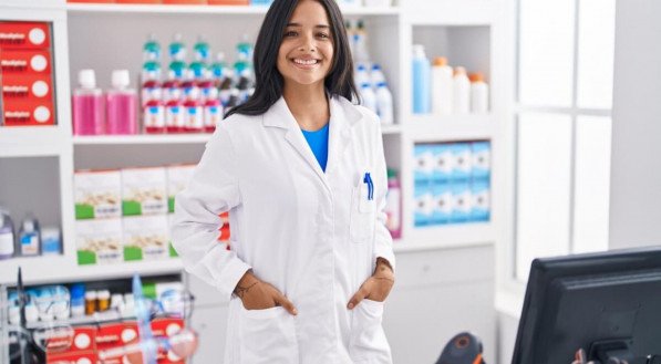 Farmacêuticos exercem um papel fundamental em áreas que conectam pesquisa, inovação e assistência direta à saúde (Imagem: Krakenimages.com | Shutterstock)