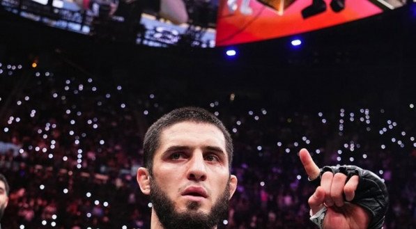 Quase sem suar, Islam Makhachev finalizou Renato Moicano no último sábado (18) no UFC 311 para manter consigo o cinturão dos leves da organização