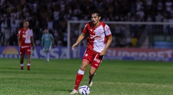 Marco Antônio em lance entre Central x Náutico pelo Campeonato Pernambucano 2025