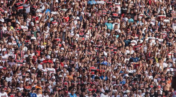 Imagem da torcida do Santa Cruz no Arruda