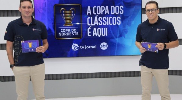 Igor Moura (comentarista) e Aroldo Costa (narrador) no estúdio da TV Jornal 