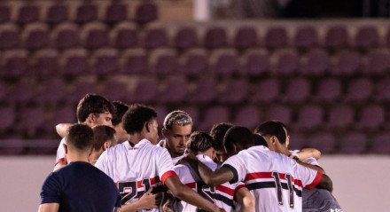 Atacante marca dois gols de cavadinha nos minutos finais e garante a classificação do Tricolor.&#160; O São Paulo precisou superar um bem organizado Criciúma e contar com a estrela de Ryan Francisco para vencer por 2 a 1, de virada, garantindo sua vaga na final da Copinha. Na emocionante noite em Araraquara, o atacante brilhou [&#8230;]