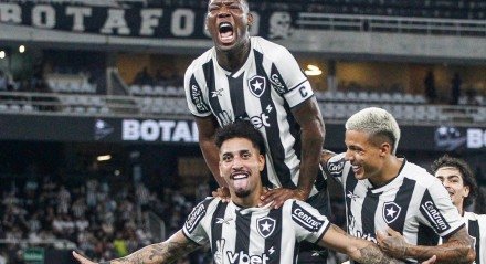 Imagem dos jogadores do Botafogo celebrando gol