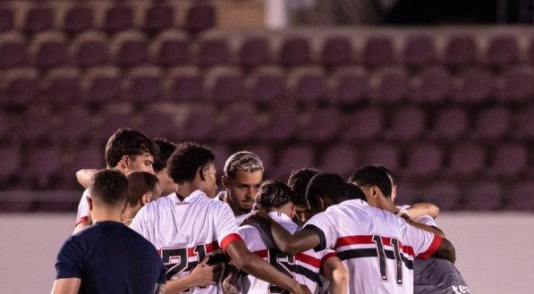 Atacante marca dois gols de cavadinha nos minutos finais e garante a classificação do Tricolor.&amp;#160; O São Paulo precisou superar um bem organizado Criciúma e contar com a estrela de Ryan Francisco para vencer por 2 a 1, de virada, garantindo sua vaga na final da Copinha. Na emocionante noite em Araraquara, o atacante brilhou [&amp;#8230;]