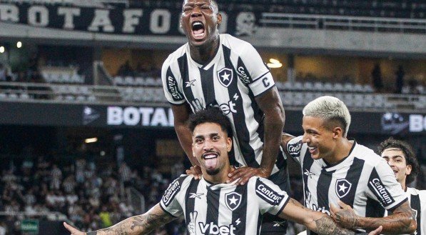 Imagem dos jogadores do Botafogo celebrando gol