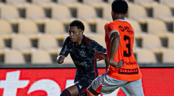 Jogador do Flamengo em jogo pelo Campeonato Carioca