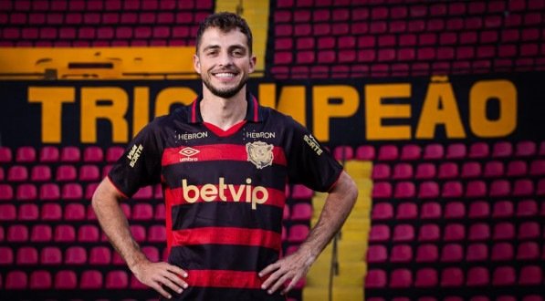 Hyoran com a camisa do Sport Club do Recife