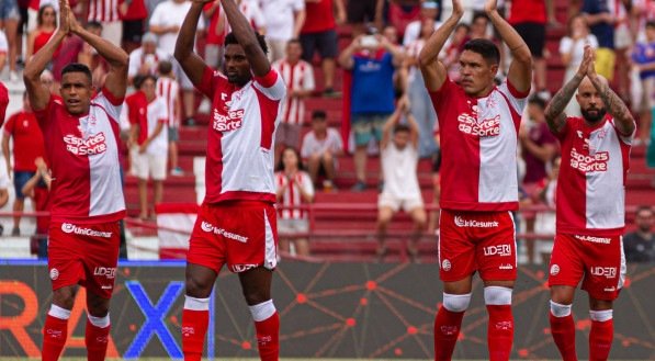 Arnaldo, Bruno Mezenga, Sousa e Patrick Allan saudando a torcida do Náutico nos Aflitos