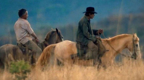 Imagem de cena de Oeste Outra Vez onde dois personagens andam de cavalo