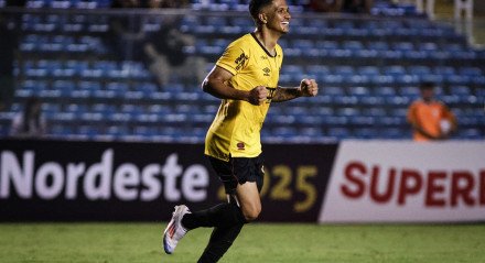 Gustavo Maia, atacante do Sport, comemorando o gol sobre o Ferroviário