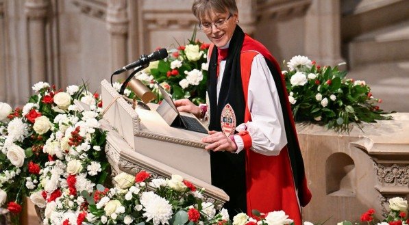 Bispa Mariann Edgar Budde esteve com Trump em missa na Catedral Nacional de Washington