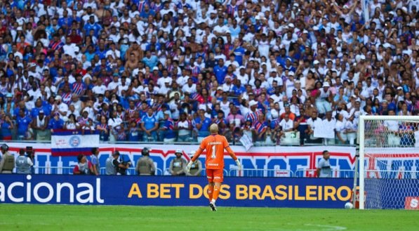 Goleiro Danilo Fernandes com a torcida do Bahia na Arena Fonte Nova