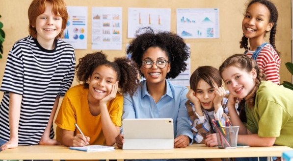 Bem-estar infantil e desempenho escolar andam juntos, formando a base para um futuro resiliente e autônomo (Imagem: Evgeny Atamanenko | Shutterstock)