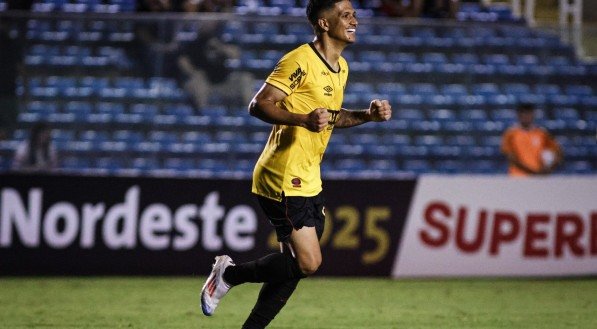 Gustavo Maia, atacante do Sport, comemorando o gol sobre o Ferroviário