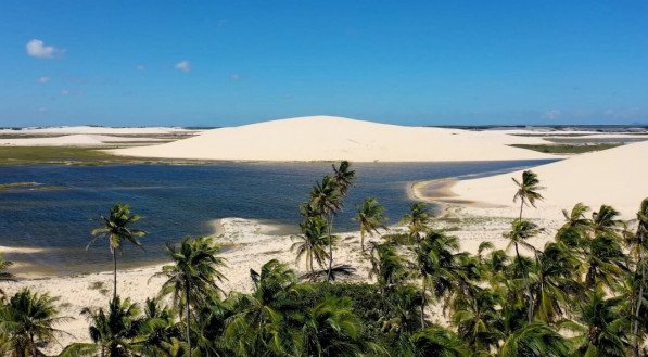 Jericoacoara tem opções de destino para todos os tipos de visitantes (Imagem: ByDroneVideos | Shutterstock)