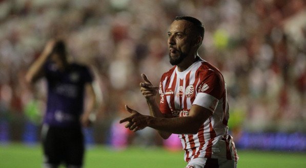Paulo Sérgio em comemoração de gol para o Náutico em 2025