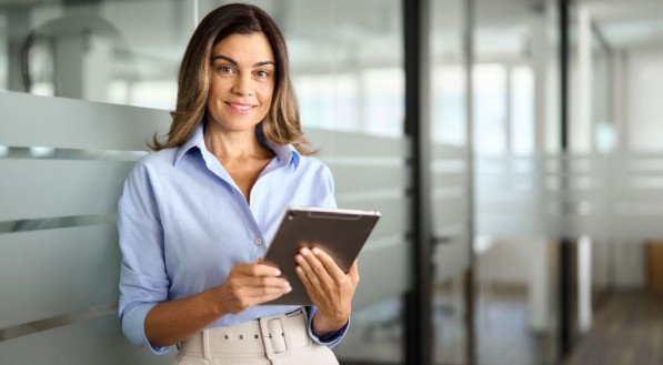 Escolher um novo rumo pode parecer desafiador, mas é também a chance de alcançar realizações mais significativas (Imagem: insta_photos | Shutterstock)